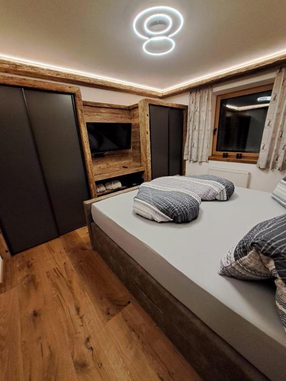 Gemütliches Schlafzimmer mit Doppelbett und Holzmöbeln.