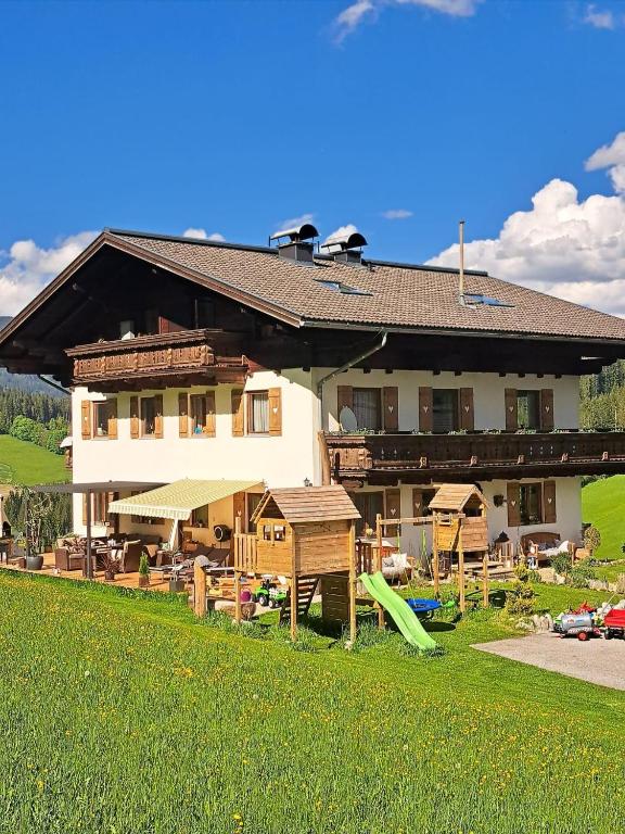 Außenansicht des Apartmenthauses mit Terrasse und Bergblick.